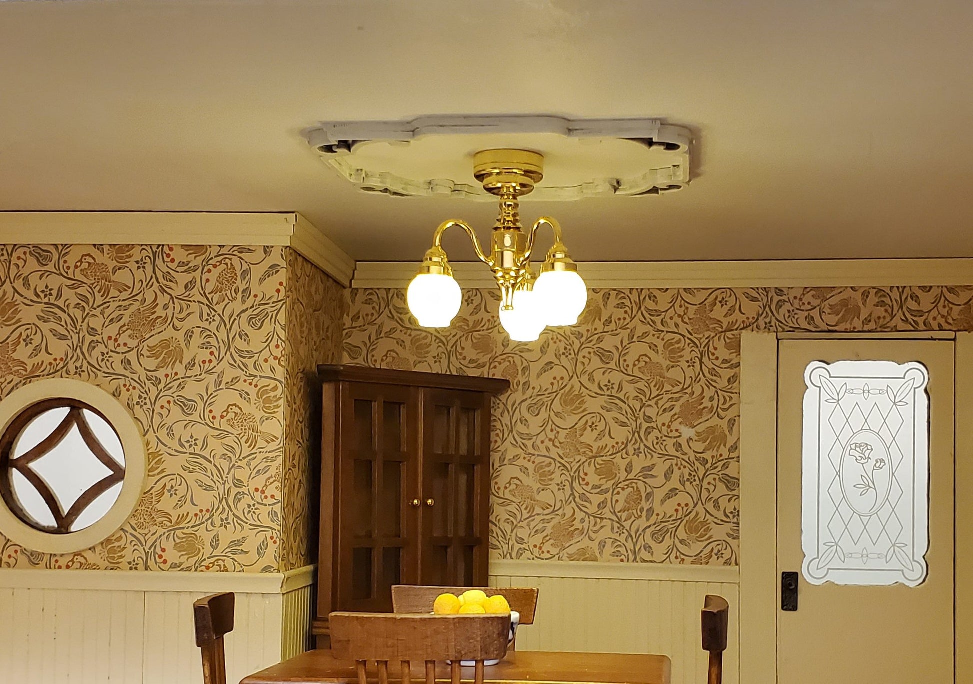 Dollhouse Ceiling Light Battery Operated with Wand 3 Arm Globes 1:12 Miniature