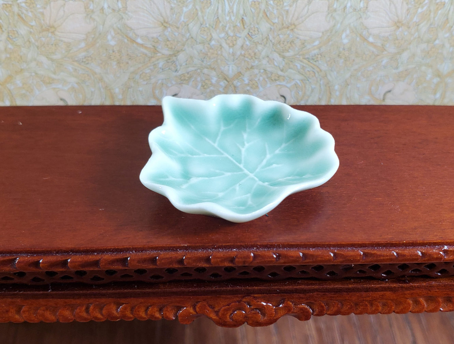 Dollhouse Leaf Shaped Ceramic Serving Platter Green 1:12 Scale Miniature