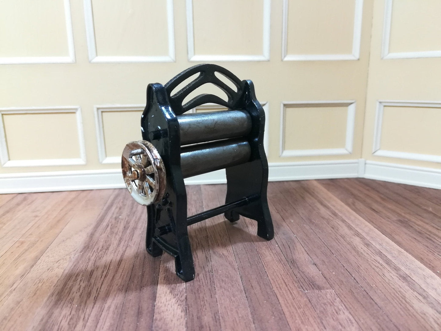 Dollhouse Miniature Mangle Clothes Wringer Dryer 1:12 Scale Turning Handle - Miniature Crush