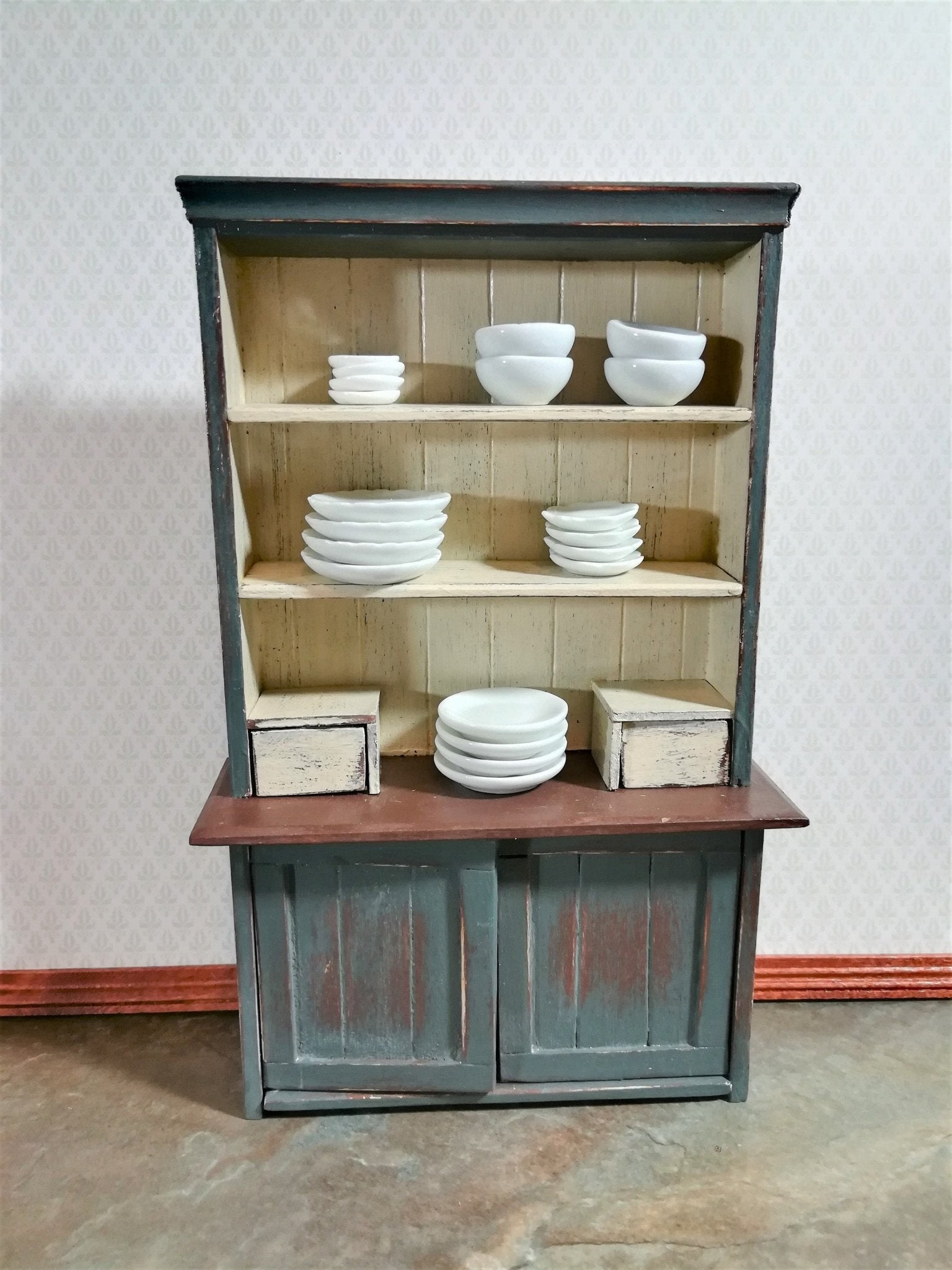 Dollhouse Miniature Small Plates x4 White Ceramic with Scalloped Edge 1:12 Scale 11/16" - Miniature Crush