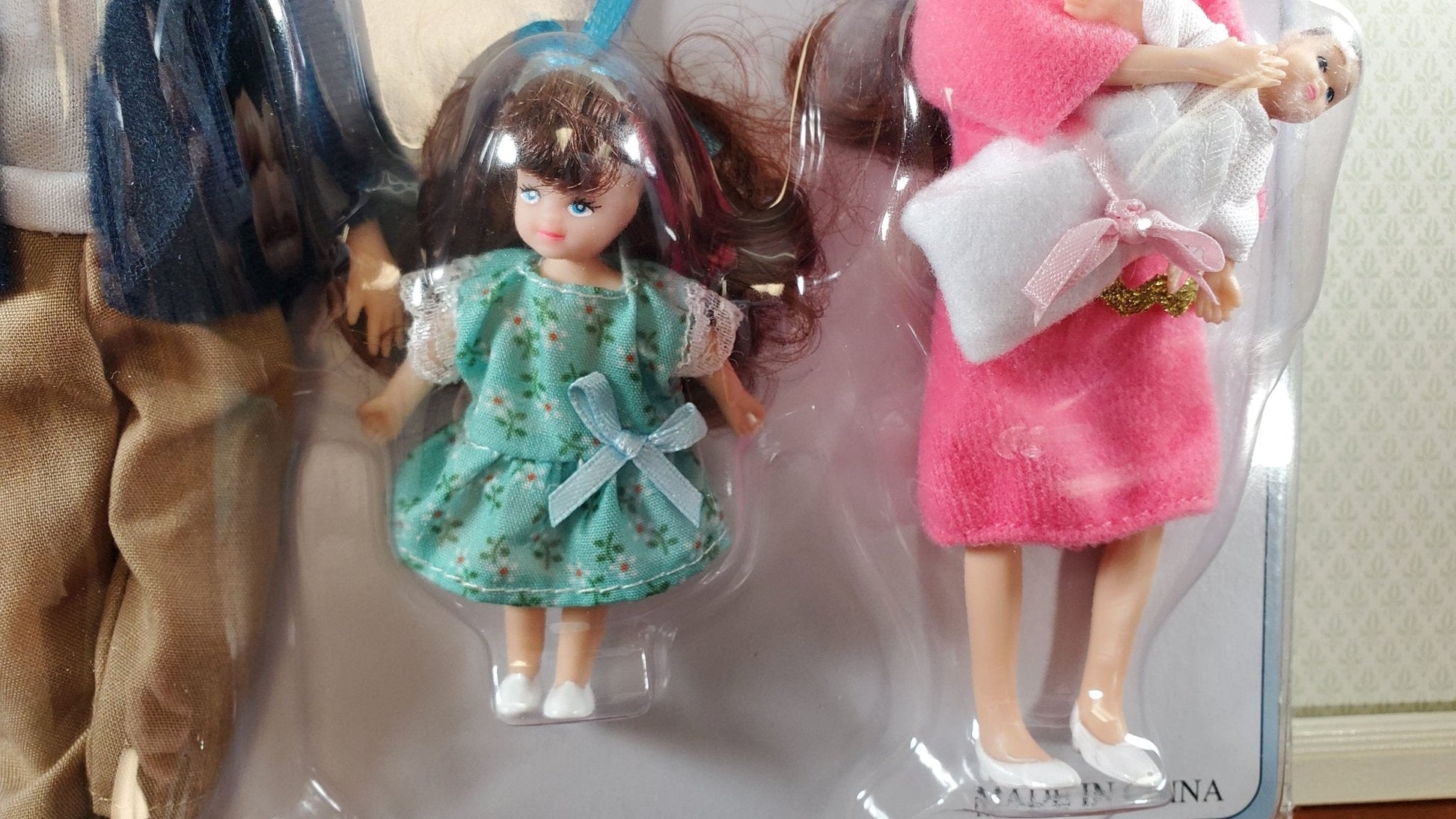 Dollhouse Modern Family Dolls Dad Mom Daughter Baby Poseable 1:12 Scale Removable Clothes - Miniature Crush