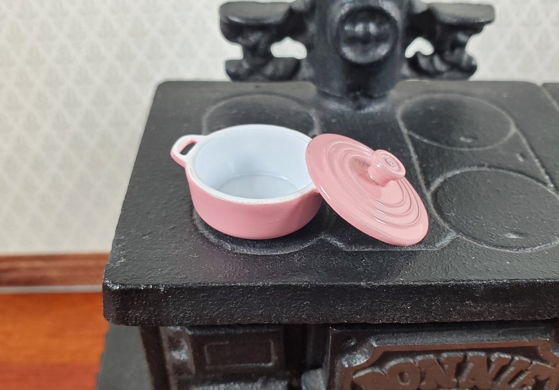 Dollhouse Small Dutch Oven Pot with Removeable Lid Pink 1:12 Scale Miniature - Miniature Crush