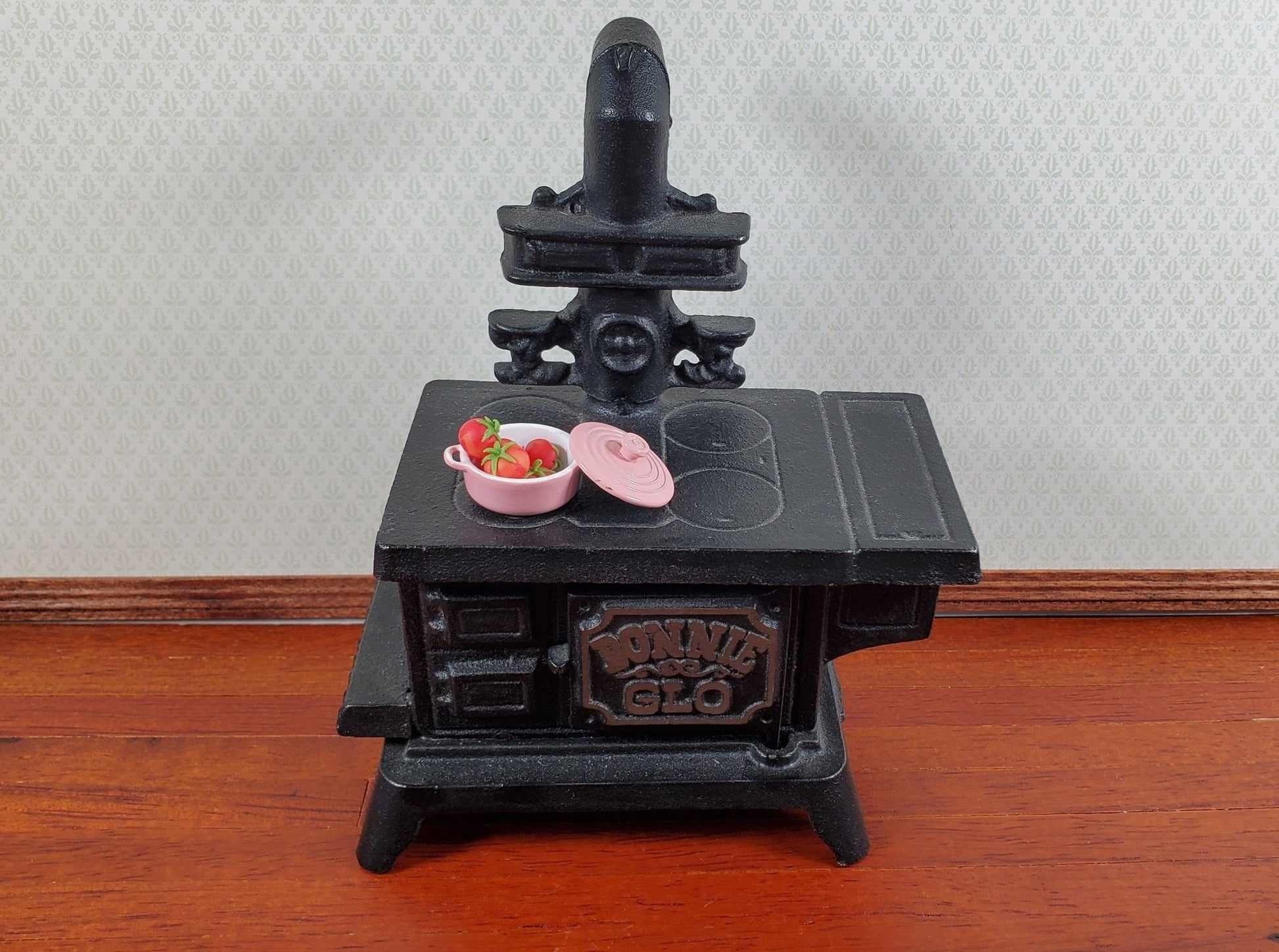 Dollhouse Small Dutch Oven Pot with Removeable Lid Pink 1:12 Scale Miniature - Miniature Crush