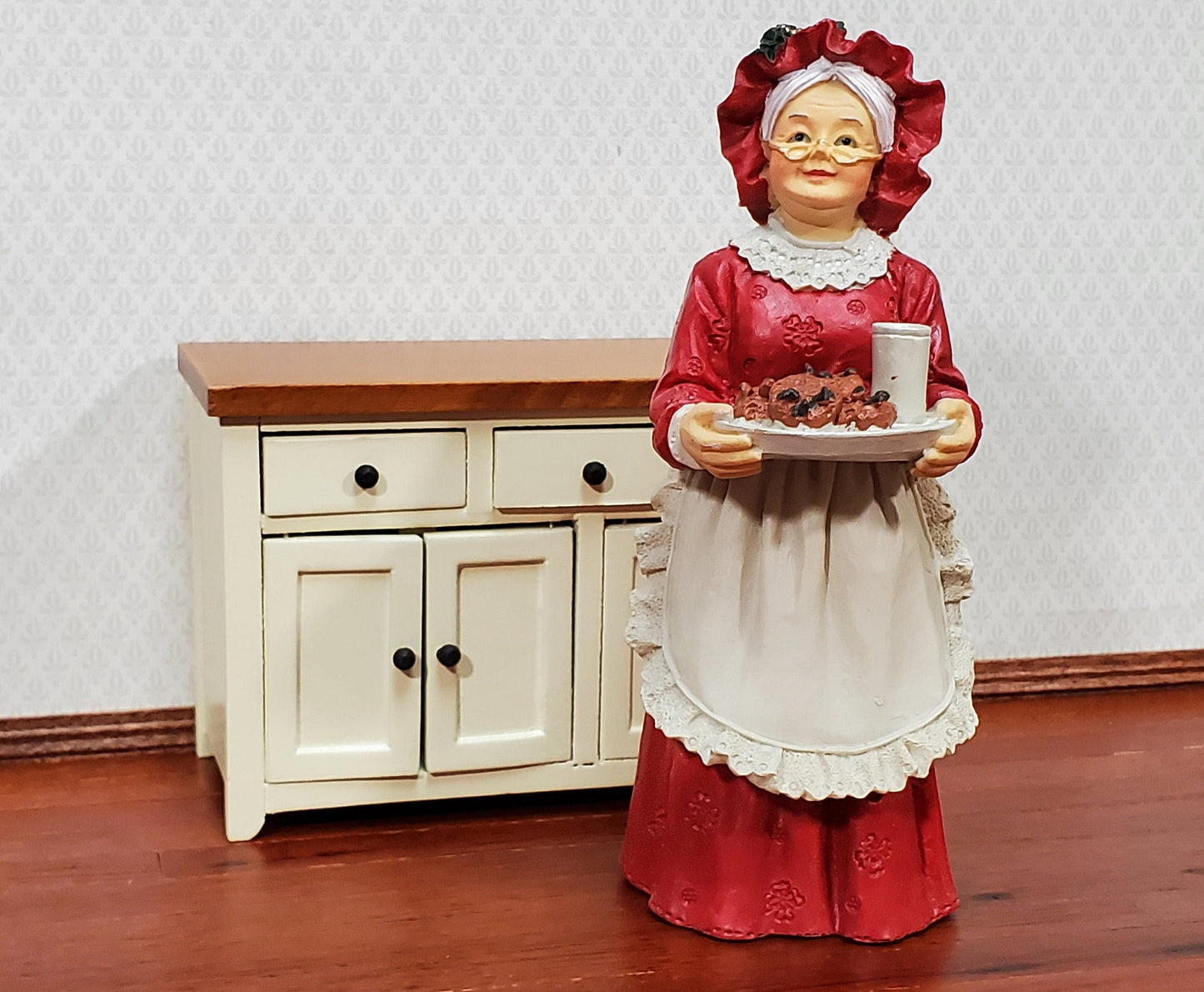 Mrs Claus Resin Figure 1:12 Scale Miniature by Houseworks Christmas Santa Houses