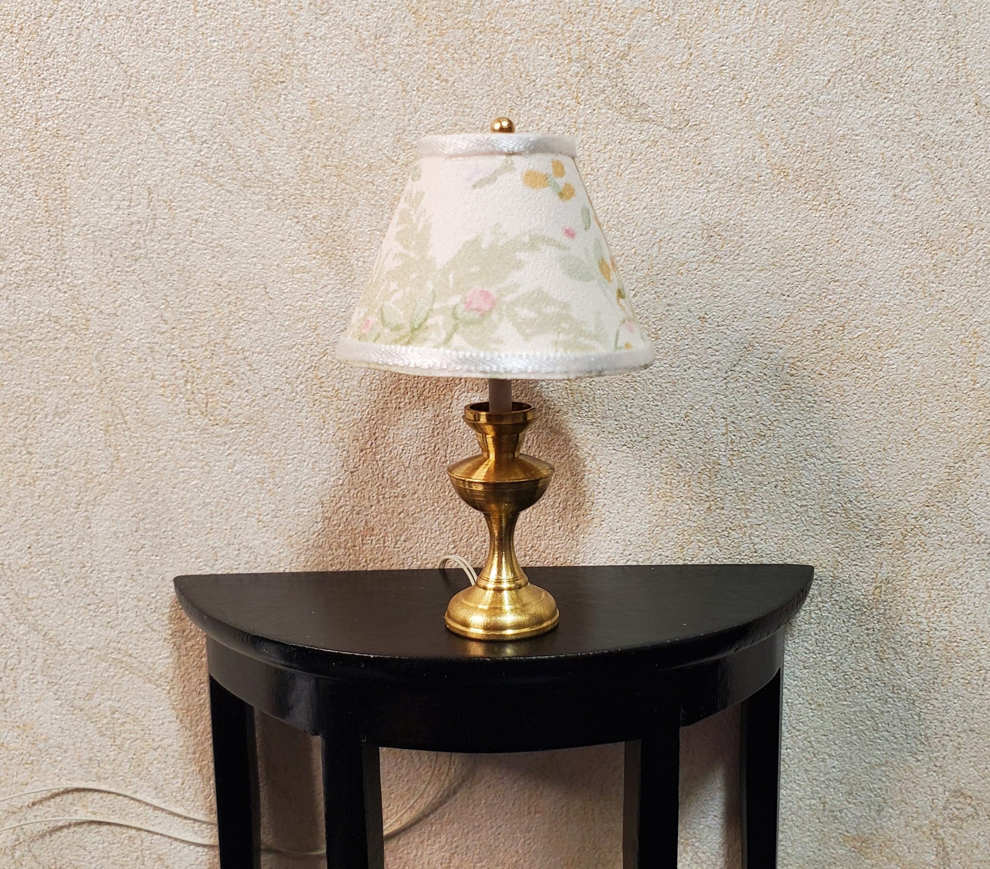 Dollhouse Table Lamp Cream & Green Shade Brass Base 12 Volt Wired 1:12 Scale