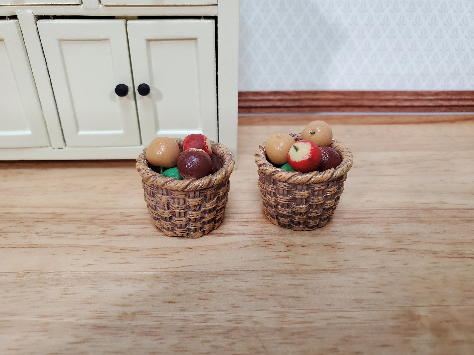 Dollhouse Baskets Set of 2 Resin Brown 1:12 Scale Miniatures 3/4" tall