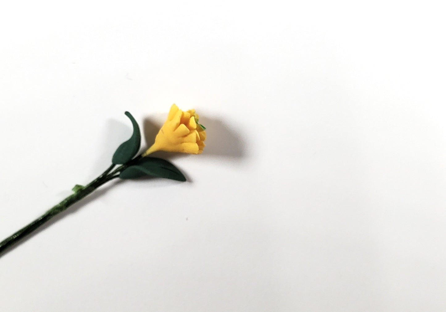 Dollhouse Yellow Zinnia Single Stem with Foliage 1:12 Scale Miniature