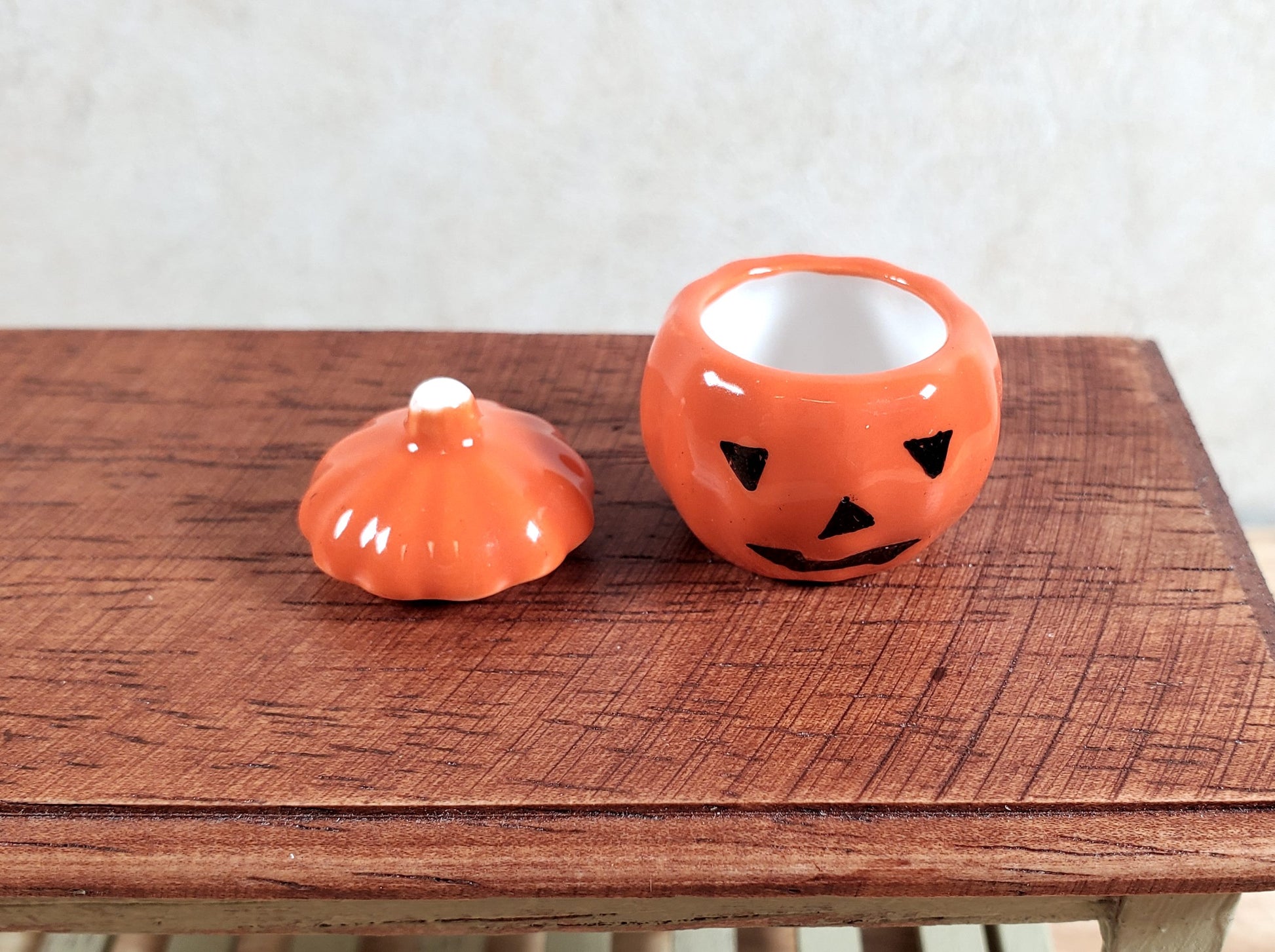 Dollhouse Ceramic Pumpkin Cookie Jar Halloween Decor 1:12 Scale Miniature