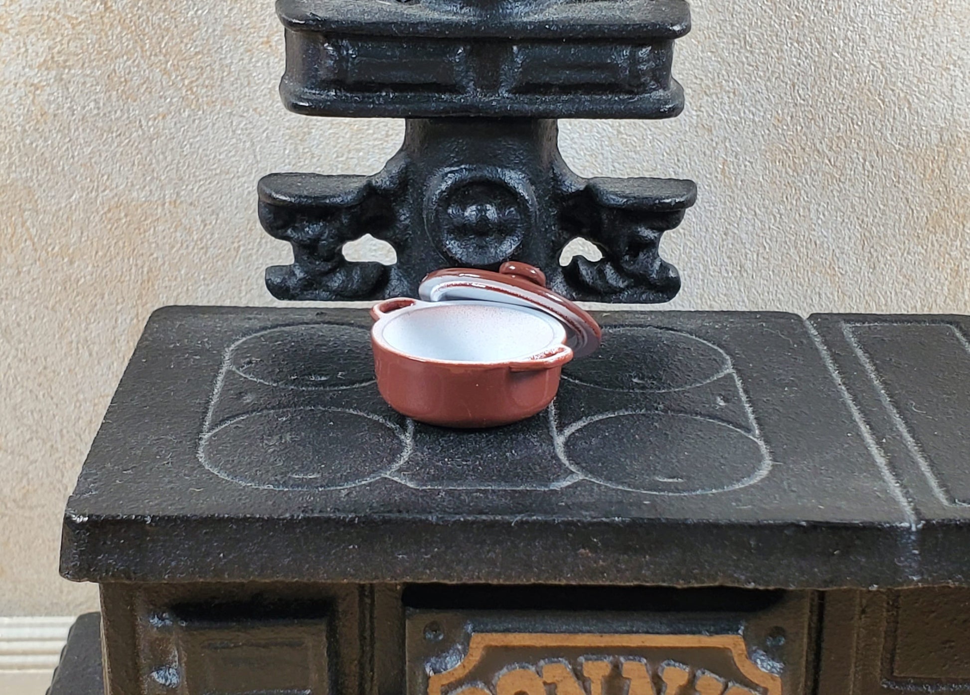 Dollhouse Small Dutch Oven Pot with Removeable Lid Brown 1:12 Scale Miniature