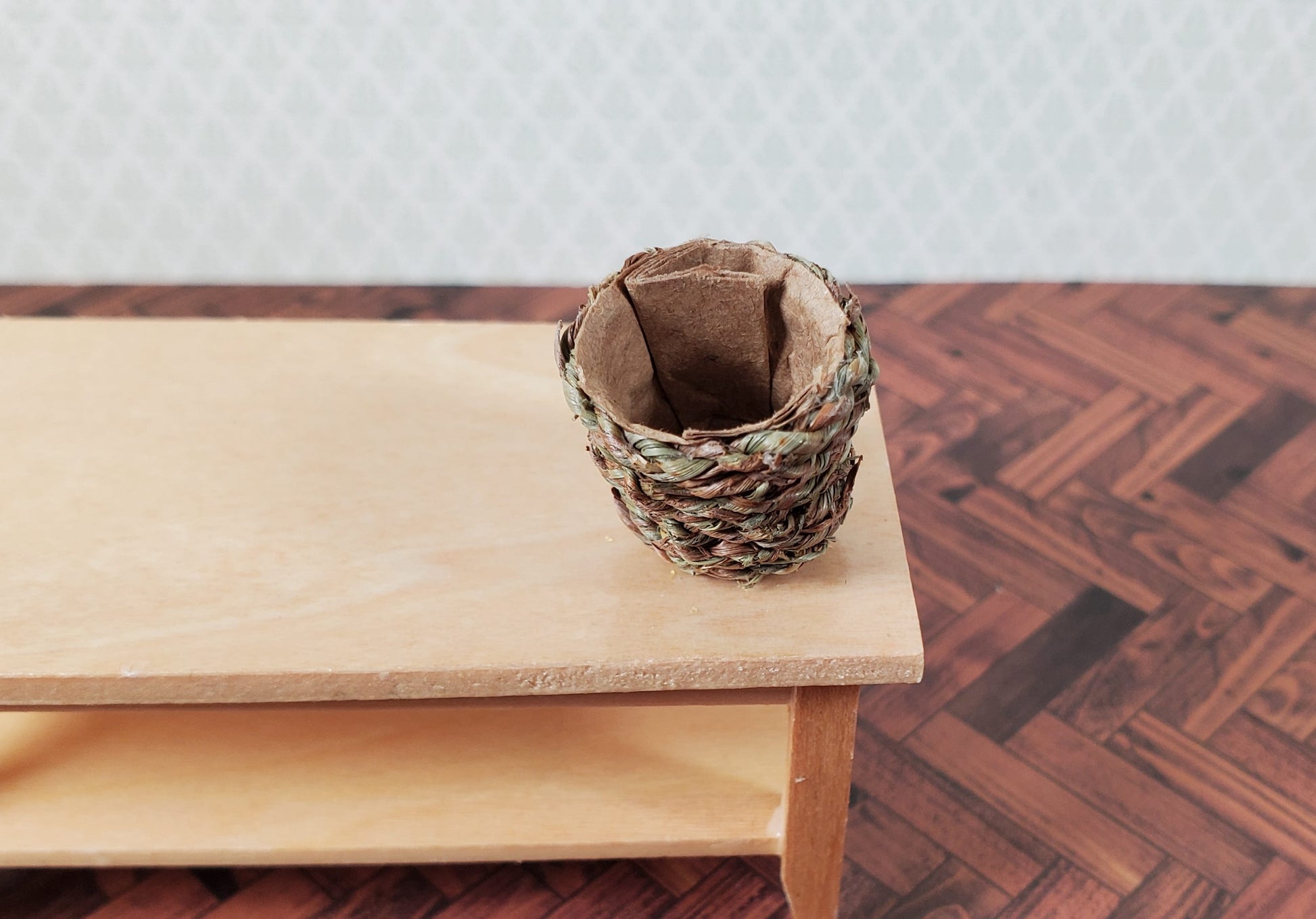 Dollhouse Small Round Natural Fiber Basket 1:12 Scale Miniature